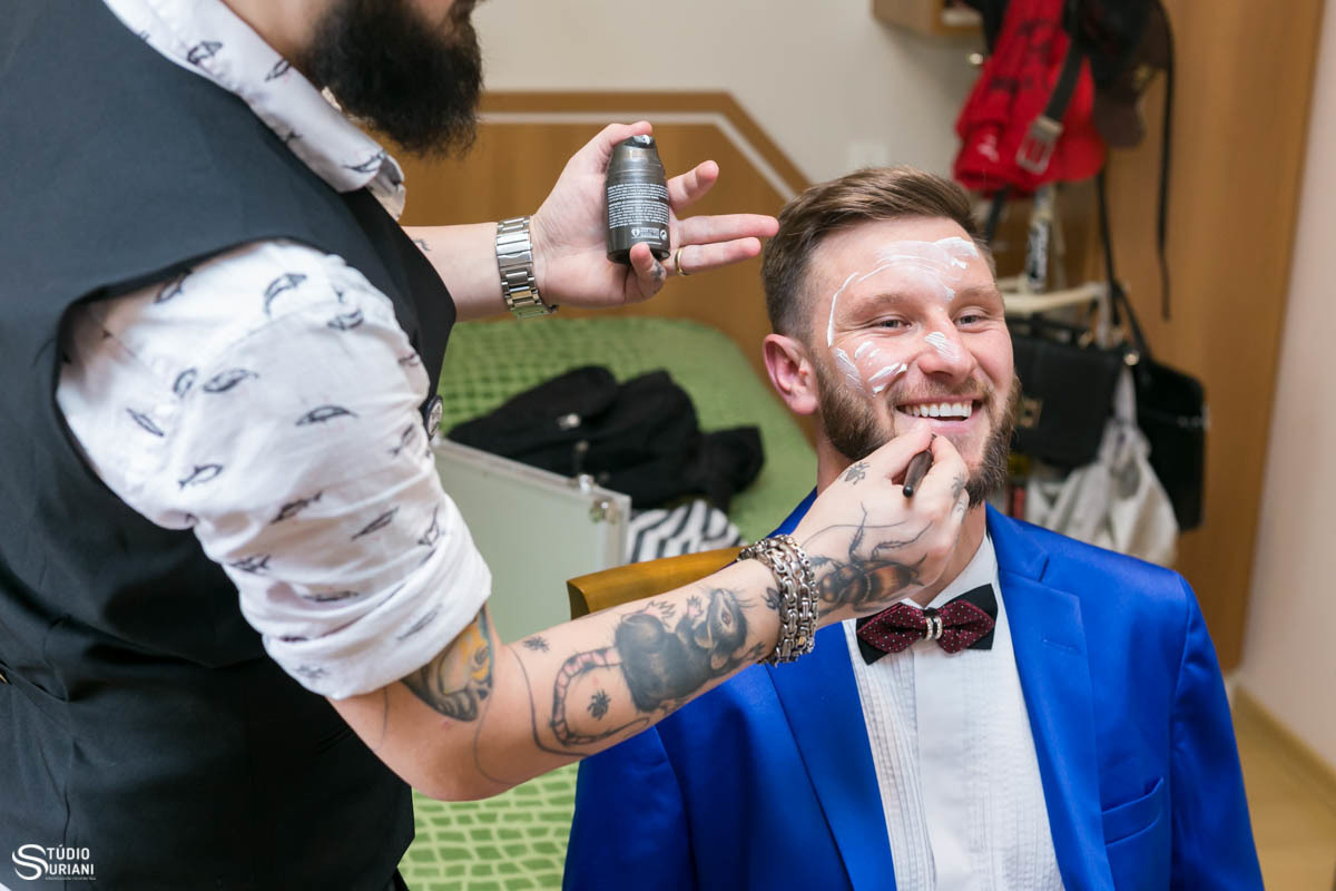 Noivo sendo maquiado para o casamento em Garibaldo RS