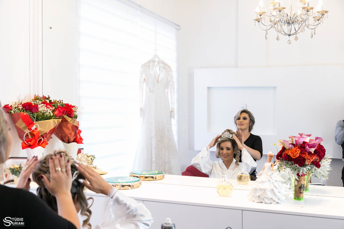 Noiva Karol de Ituiutaba se arrumando para seu casamento em Garibaldi RS