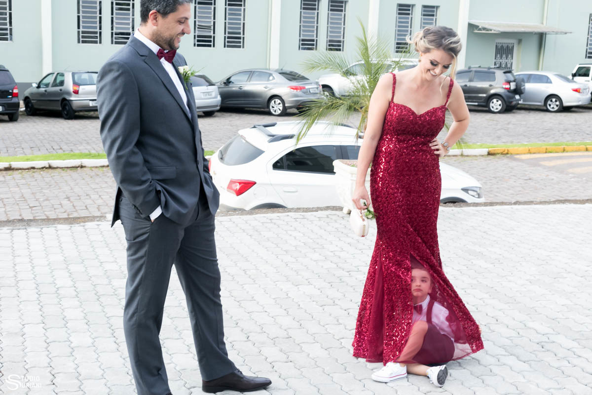 irmã do noivo com seu filho de baixo do seu vestido 