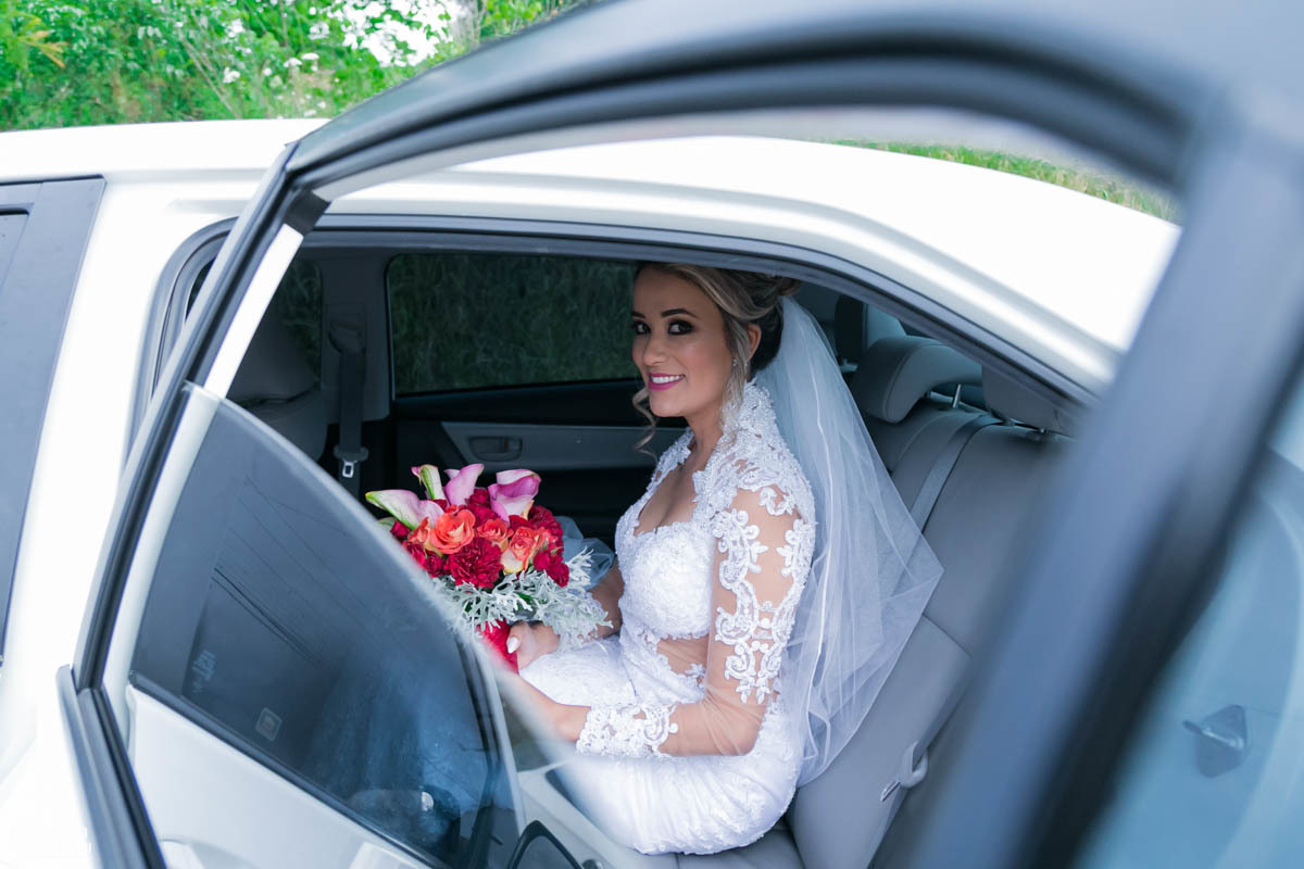 Noiva aguardando seu casamento dentro do seu próprio carro 