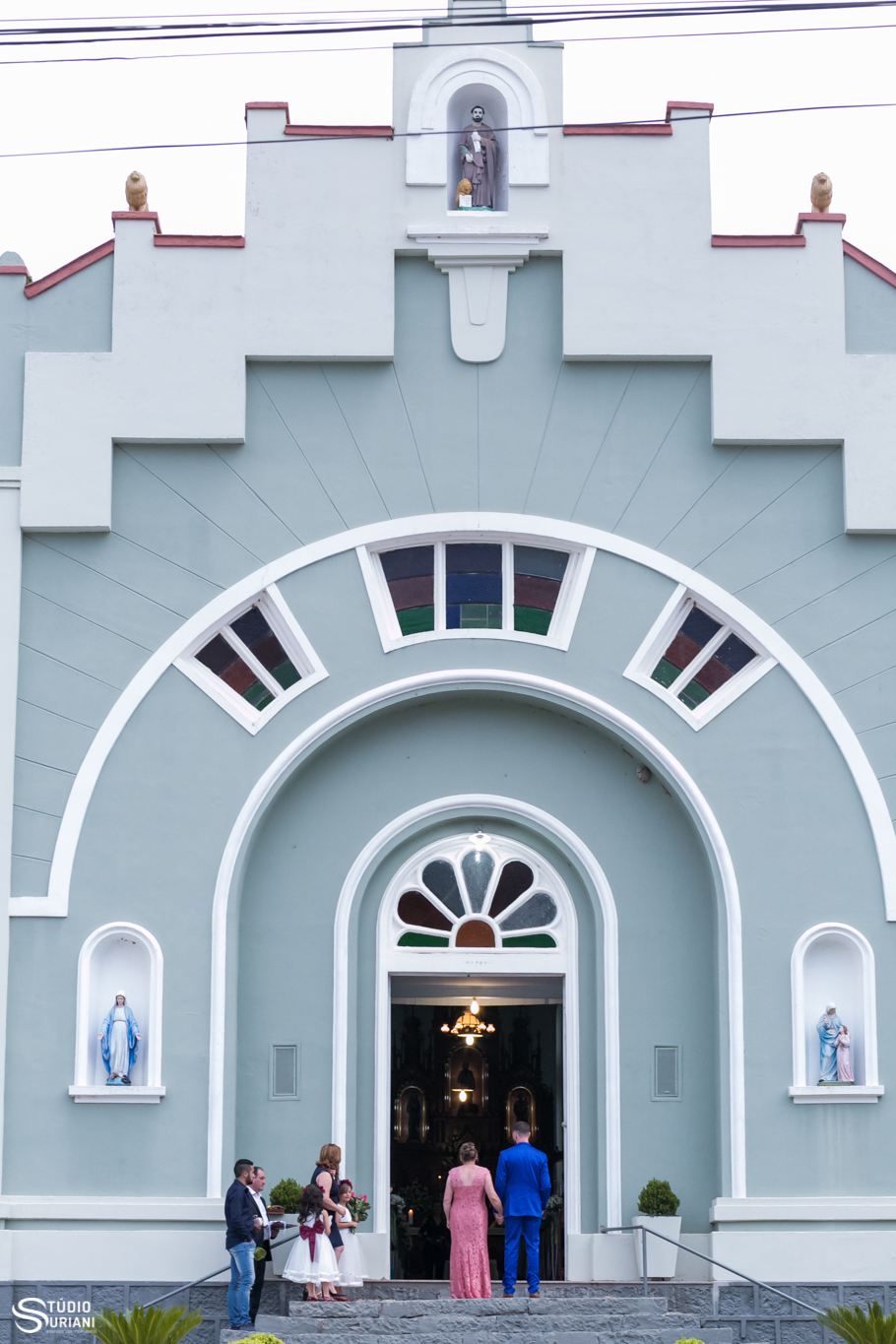 Noivo entrando na igreja 