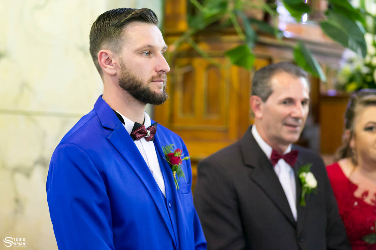 Noivo nervoso no altar da igreja em Garibaldo RS