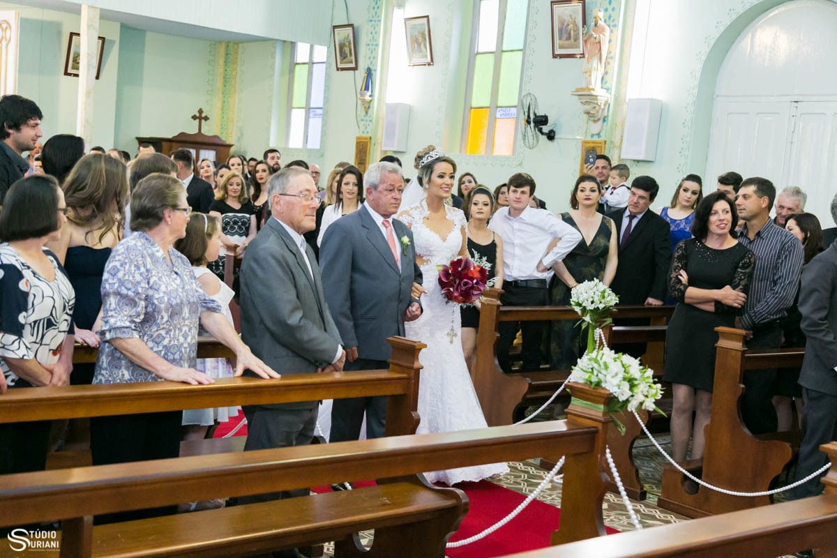 Linda noiva karol entrando na igreja em Garigaldo RS