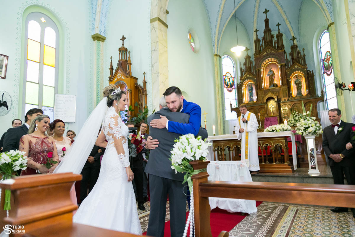 Noivo abraçando o pai na Karol em Garibaldo RS