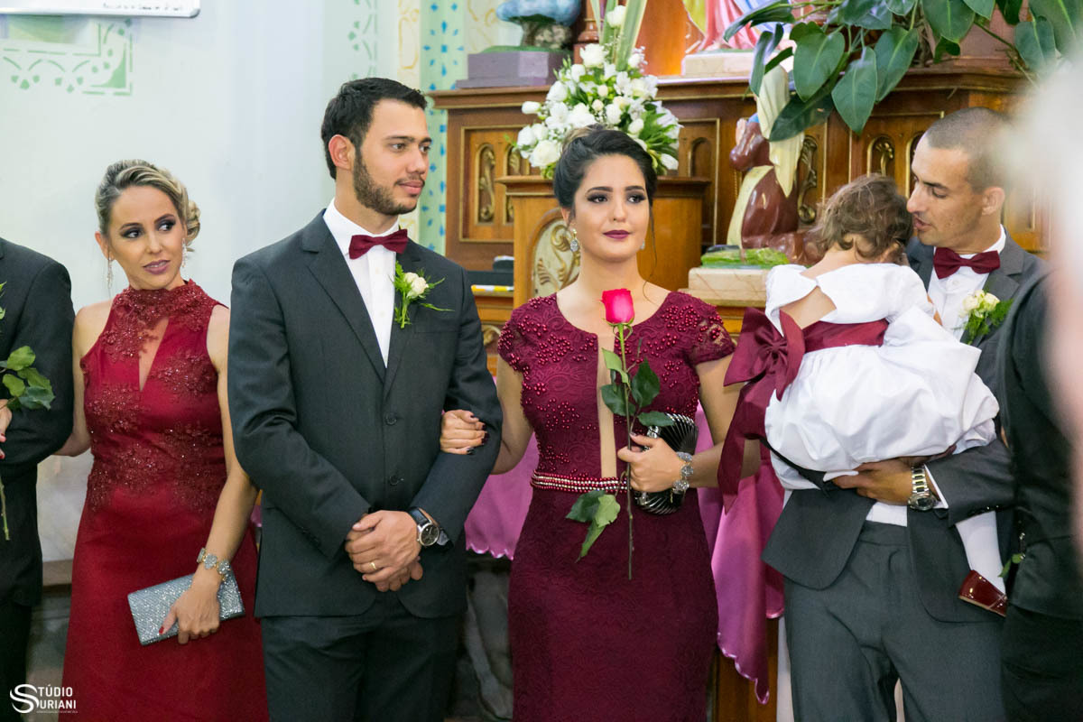 Amiga da noiva Karol emocionada vendo sua amiga se casar em Garibaldi RS