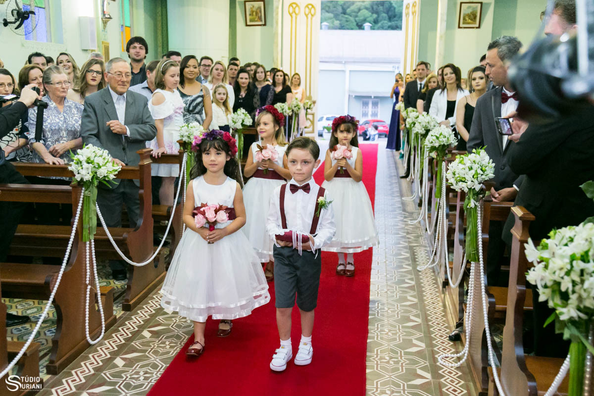 Várias damas e Pages entrando com as alianças no casamento na Igreja Católica em Garibaldi RS