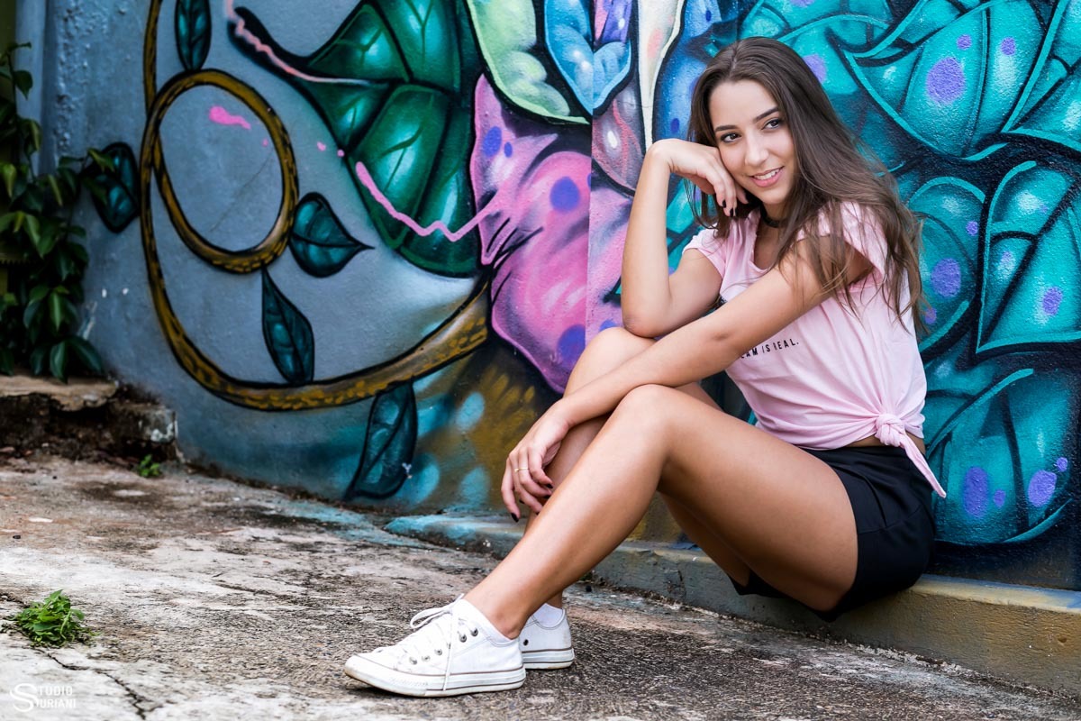 fotos de debutante em muro pichado