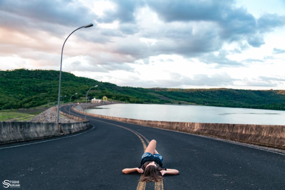 Linda foto de debutante deitada no na rua 
