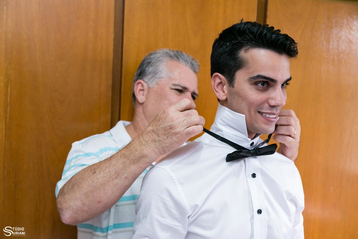 Pai ajudando o noivo