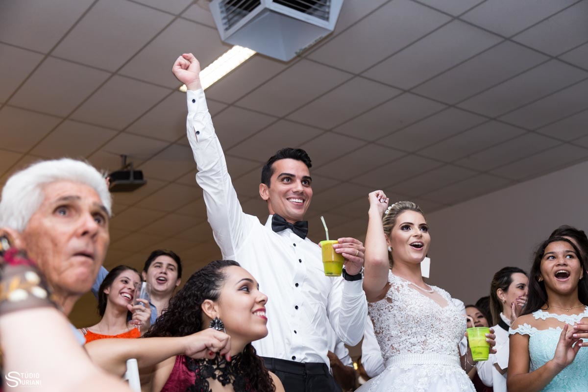 Comemoração dos noivos após vídeo de casamento 