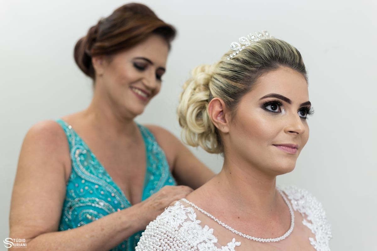 mãe ajudando filha a se vestir