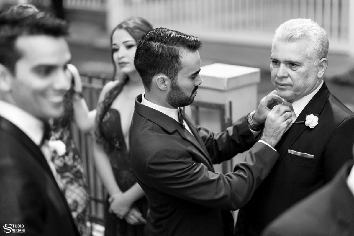 Irmão do noivo arrumando o pai 