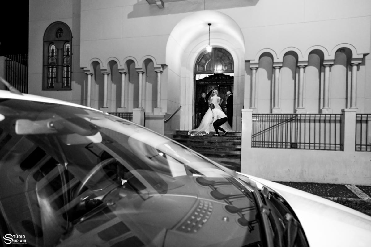 noiva prestes a entrar na igreja 