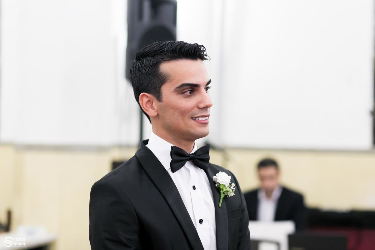 noivo emocionado entrada da noiva