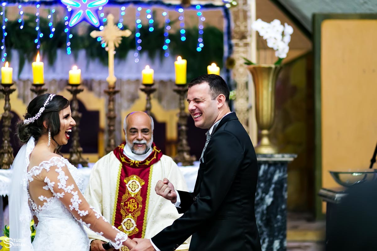 Noivo comemorando após padre dizer que os noivos estão casados