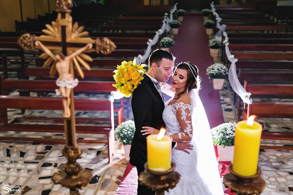 Fotos dos noivos após o casamento na igreja onde eles se casaram. 