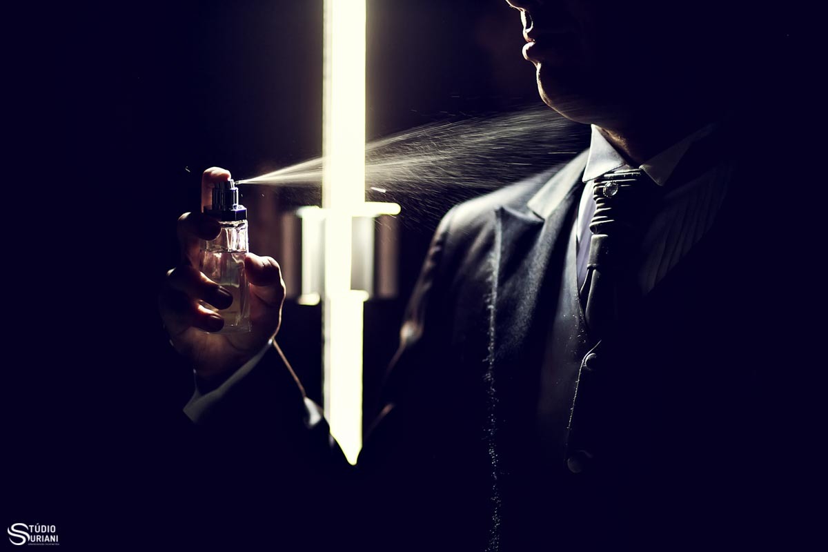 Noivo usando o perfume que ele usava quando conheceu sua namorada no casamento
