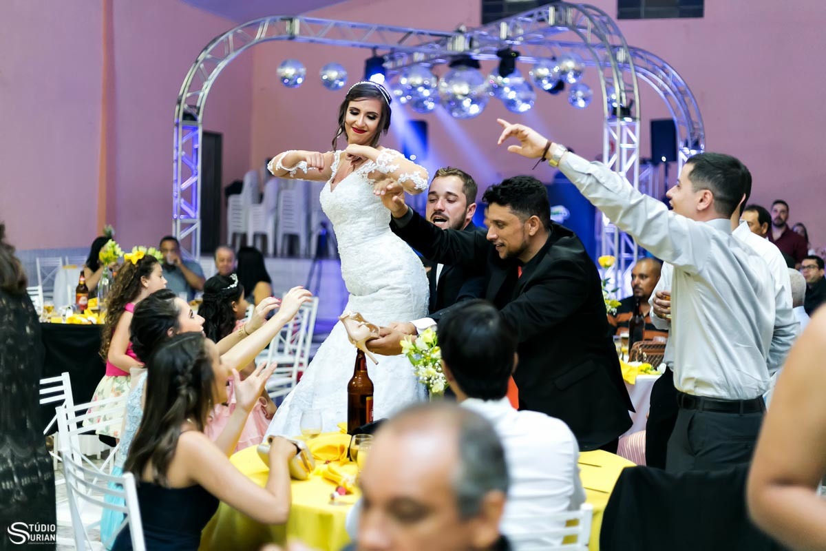 Noiva dançando em cima da cadeira na passagem do sapatinho da noiva na recepção em Canápolis - MG