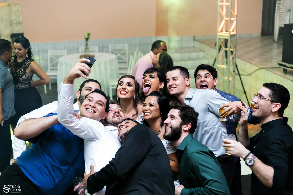 Amigos da noiva fazendo selfie 