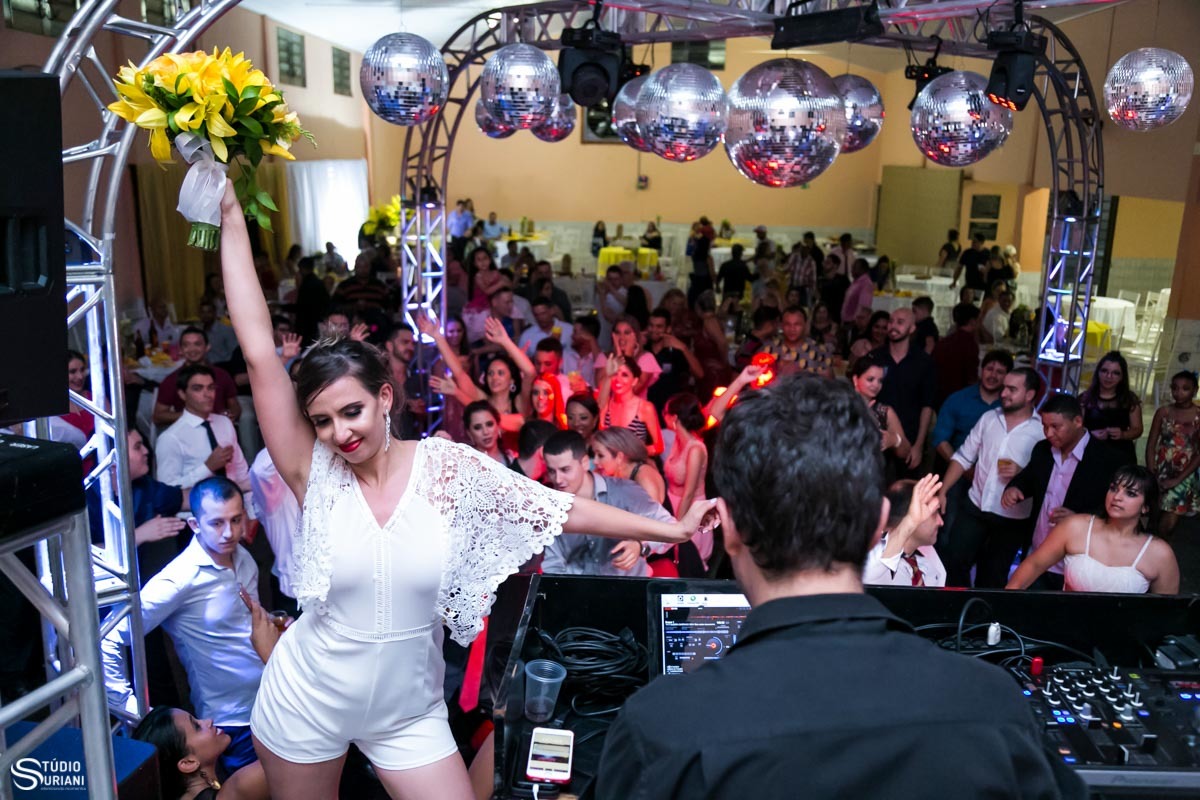 Noiva Marcy jogando o buque amarelo 