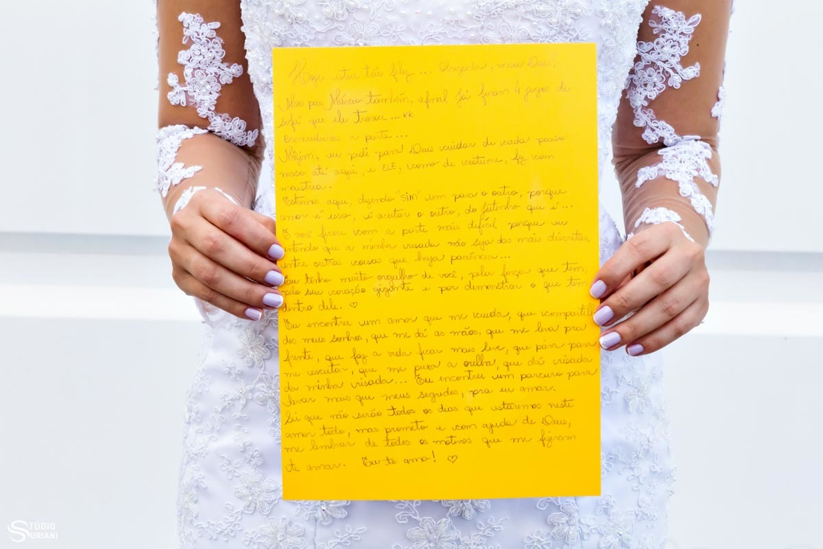 Votos da noiva em folha amarela como seu buque e toda decoração do casamento