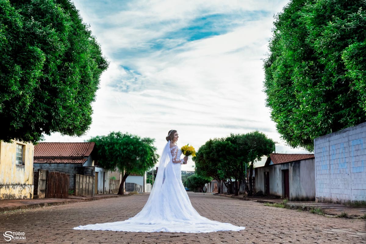Lindos vestido de noiva e buque amarelo 