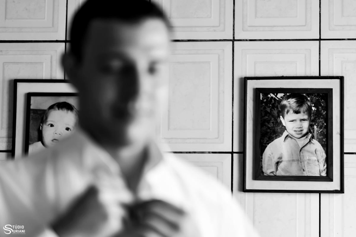 Foto do noivo pequeno no local do making of do casamento