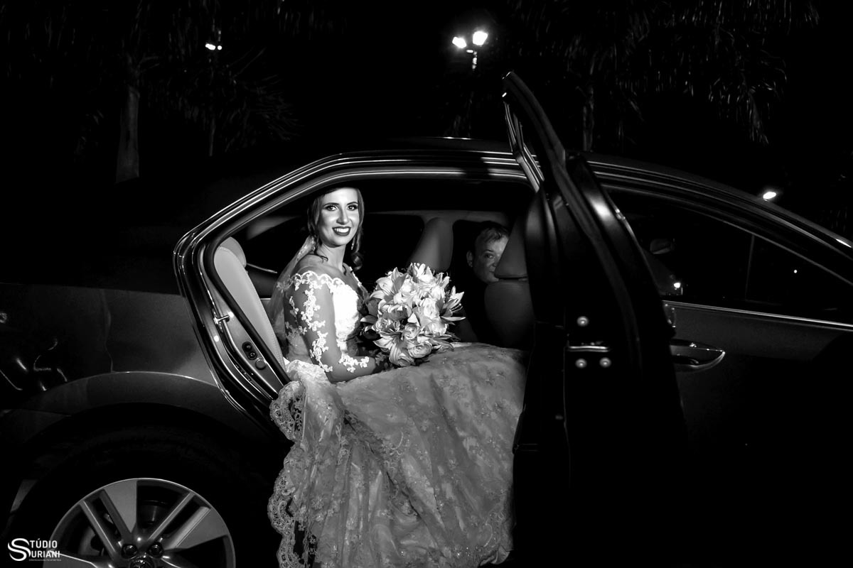 Noiva chegando no casamento em Canápolis em lindo carro preto 