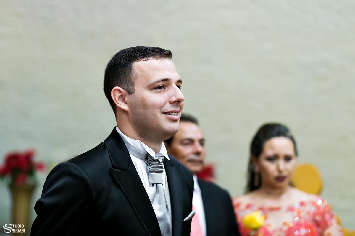 Noivo esperando a noiva na igreja em Canápolis