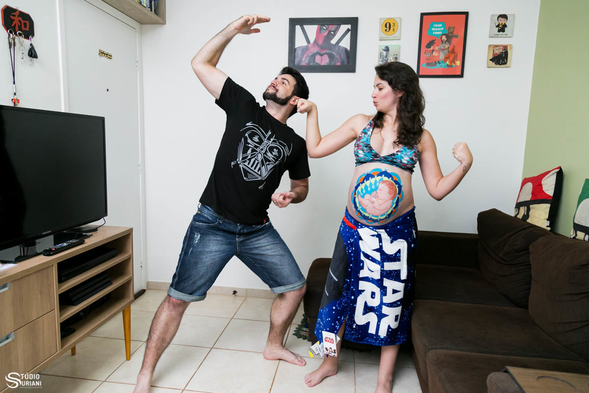 Ensaio diferente de gestante brincando com o fotógrafo Rogério Suriani