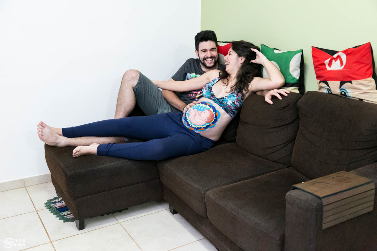 Lindo ensaio fotográfico de gestante em casa