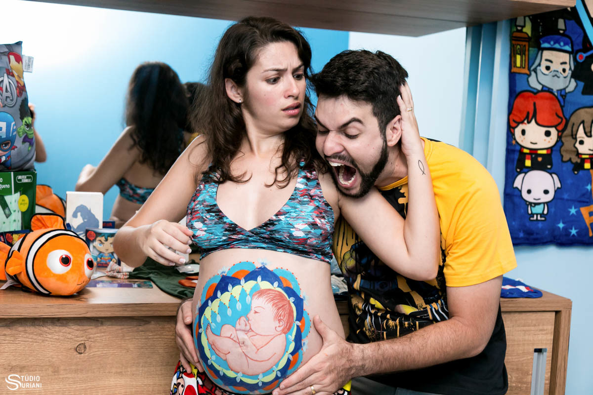Gestante assustada com pai fazendo careta para o bebê Kaleb