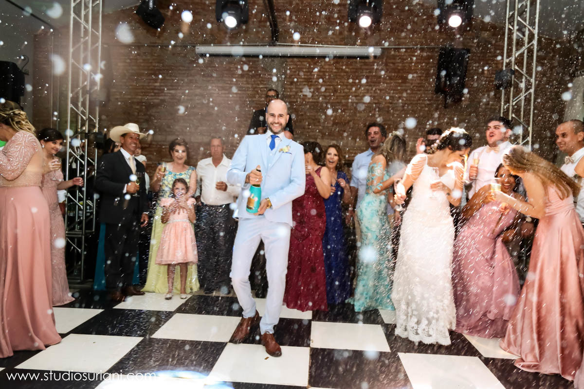 Noivo estourando o champanhe 