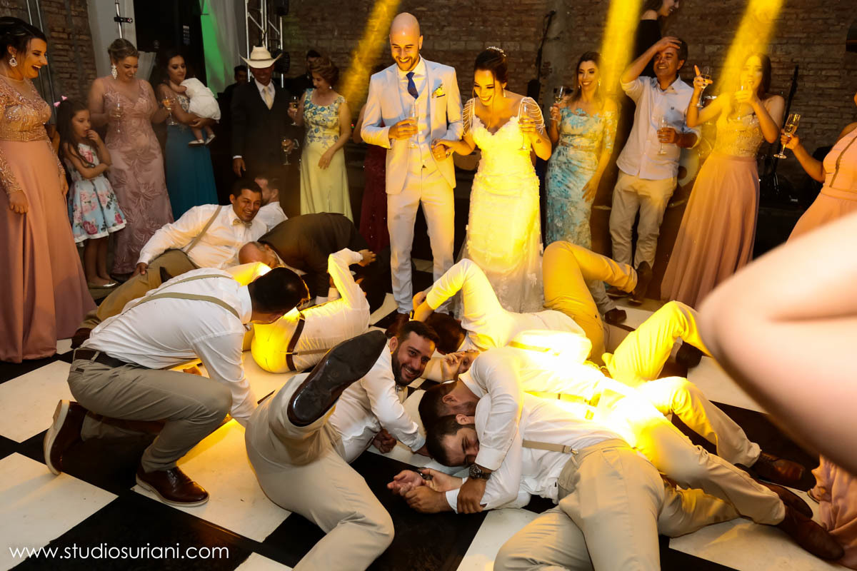 Padrinhos caídos no chão dançando a música que tiro foi este. 