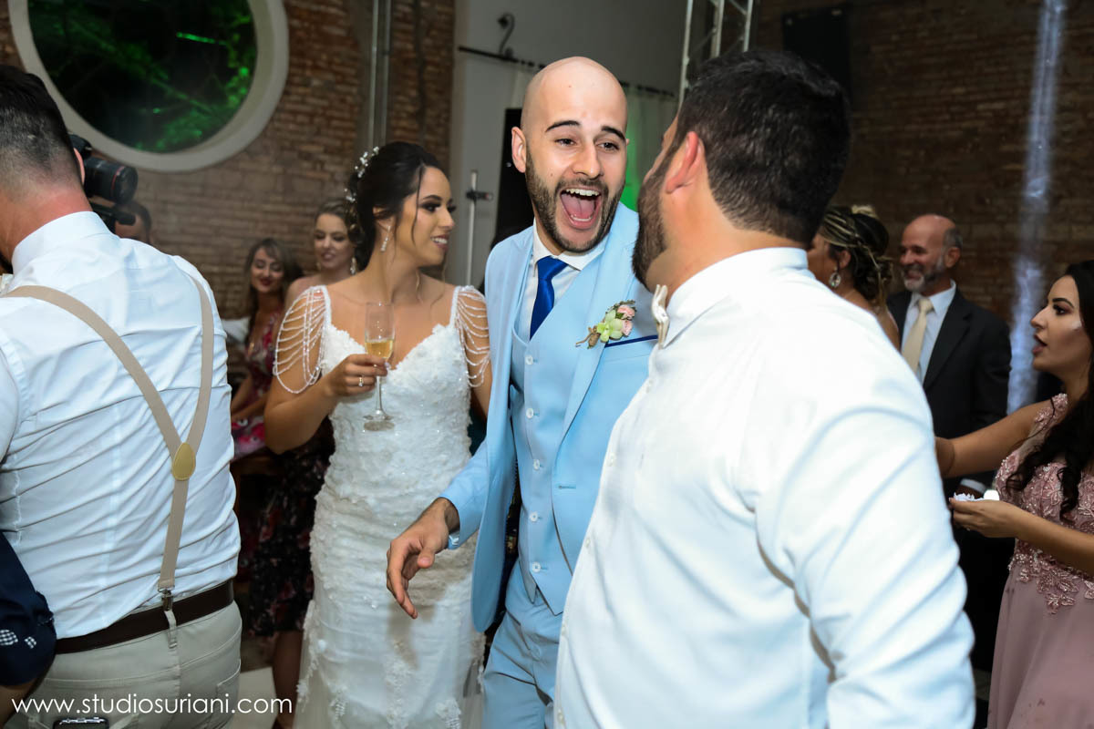 Noivo rachando o bico com padrinho 