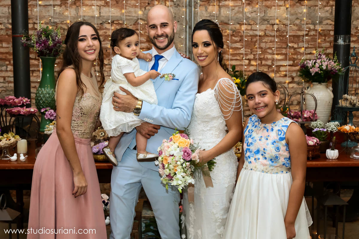 Fotos na mesa do bolo com as irmãs