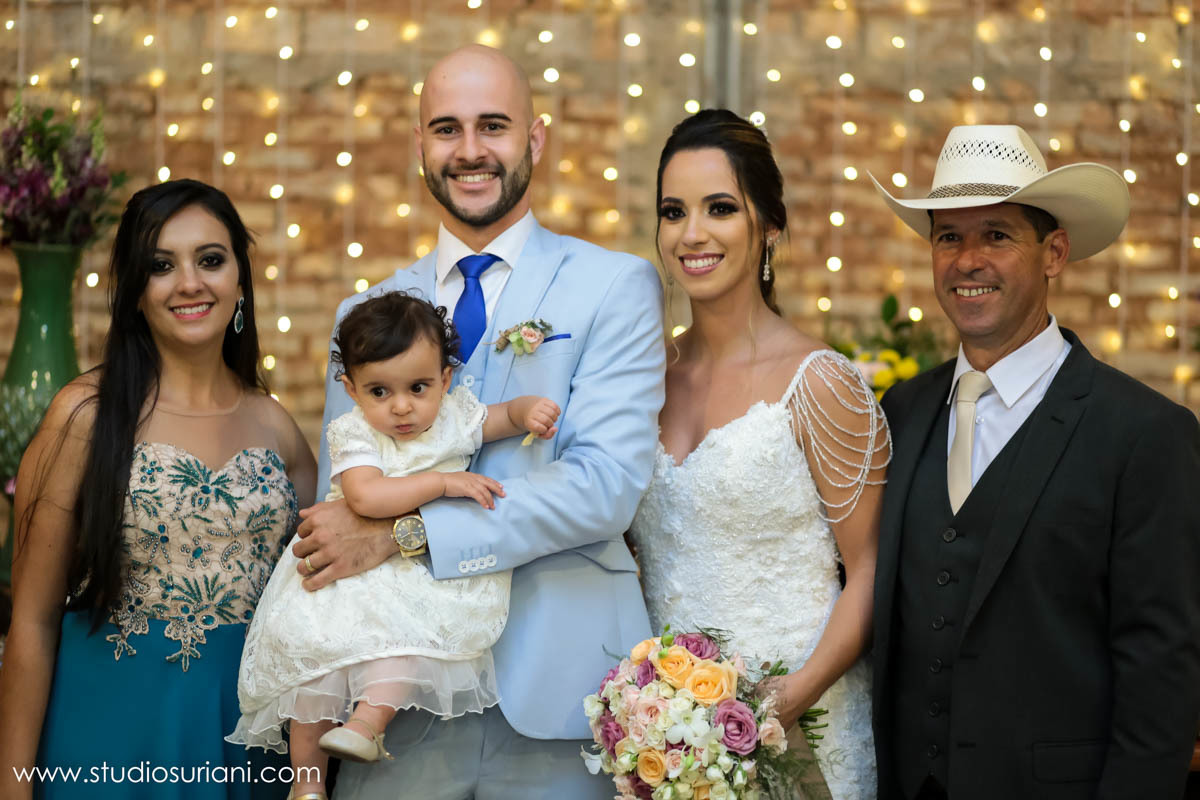 Fotos na mesa do bolo com os pais 