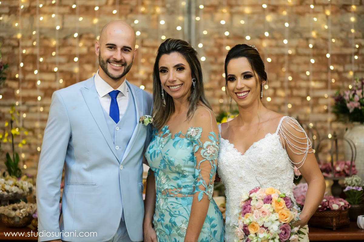 Fotos na mesa do bolo com a mãe linda com o vestido as azul 