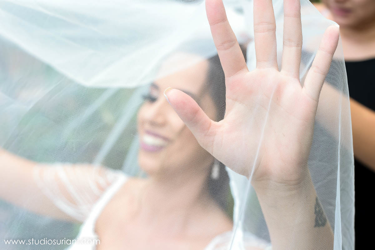 Noiva colocando véu 