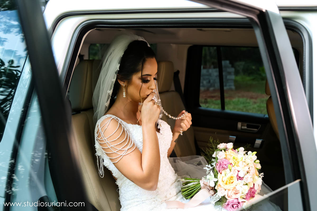 Noiva dentro do carro com com terço 