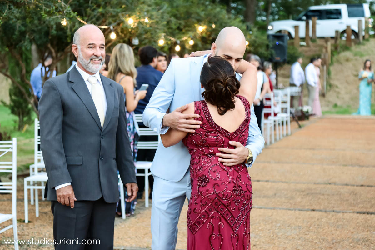 Entrada do noivo com os pais