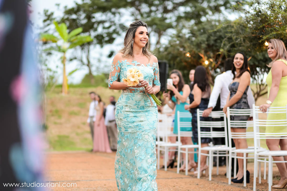 Mãe da noiva sendo florista 