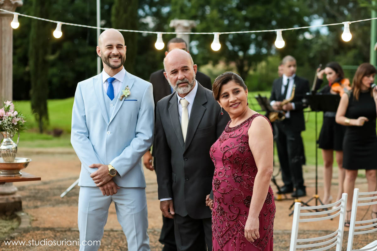 Cara do noiva com a entrada da noiva