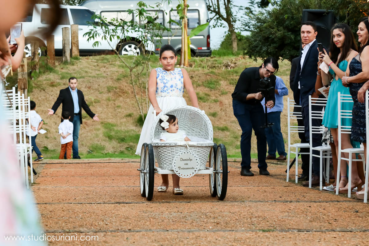 Entradas das alianças com carrinho de bebê 
