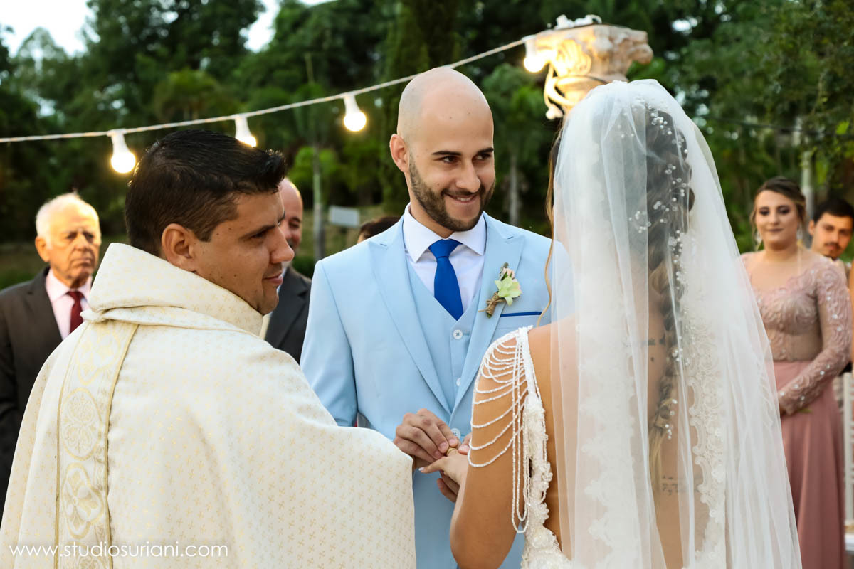 Noivo mordendo a boca na hora de colocar a aliança 