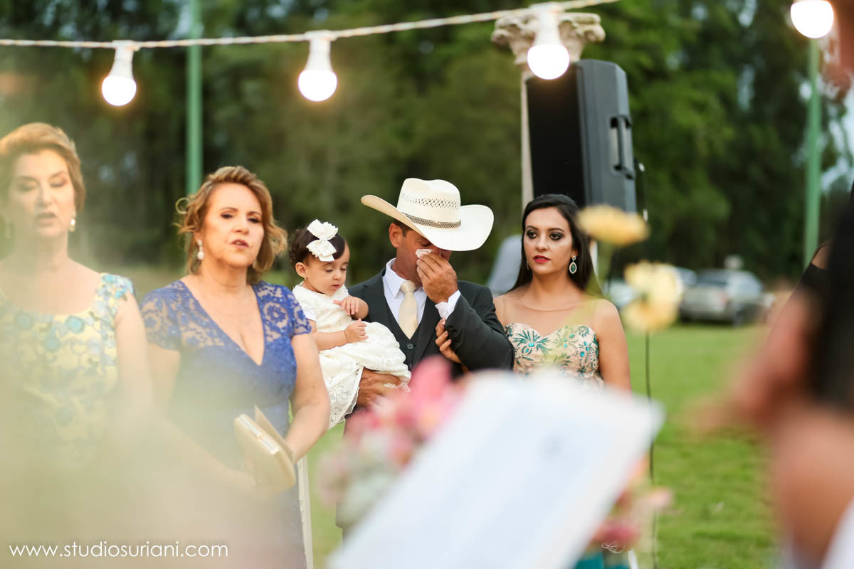 Pai emocionado no casamento da filha