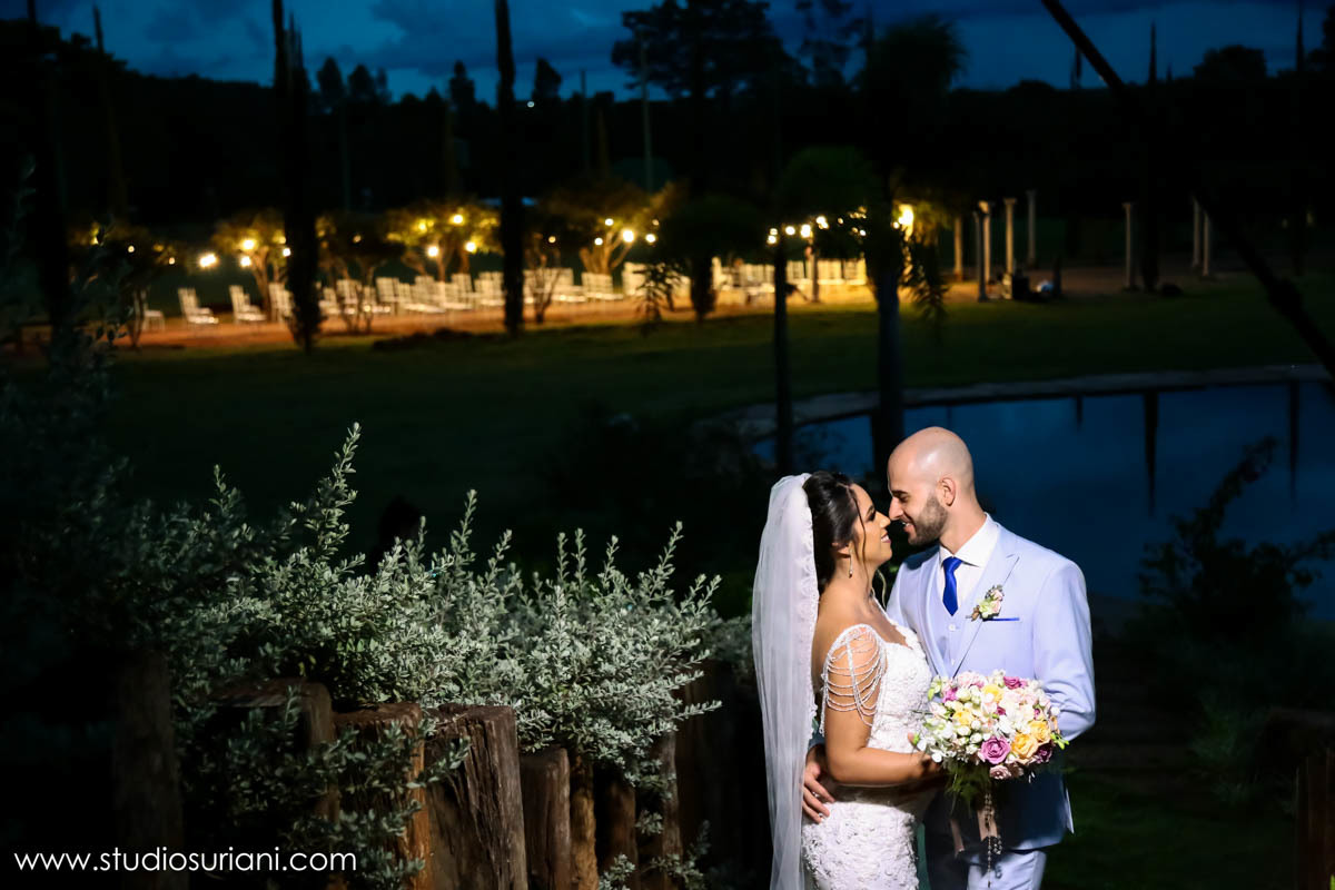 Fotos pós casamento no jardim do local do casamento 