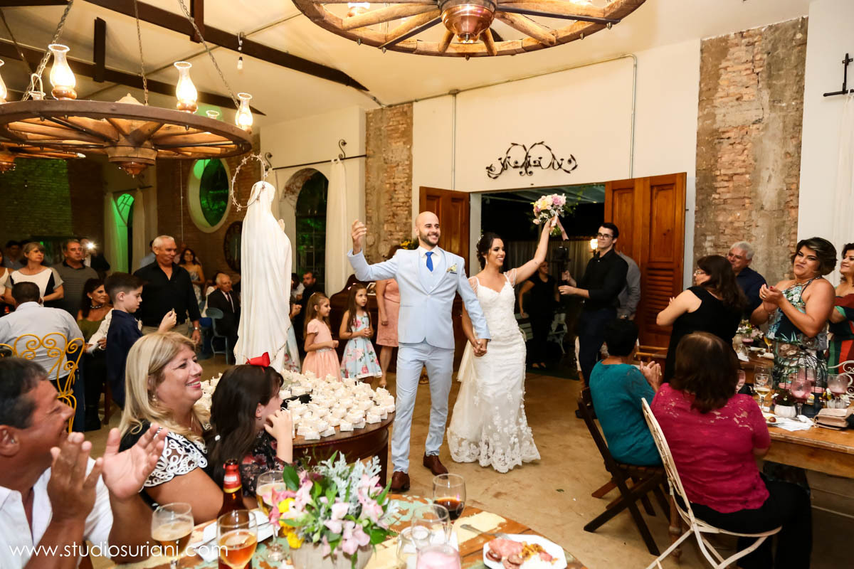 Entrada dos noivos no casamento 