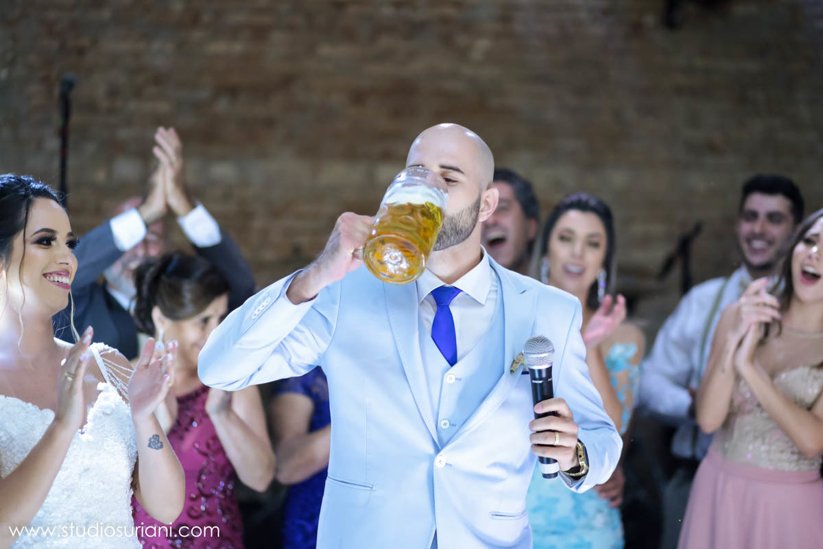 Noivo virando copo de cerveja 