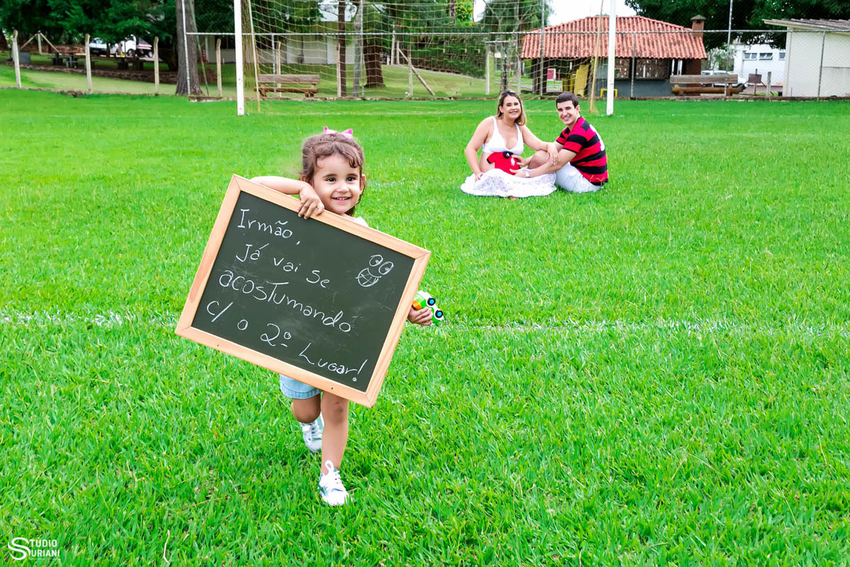 ensaio gestante brincando com o irmão flamenguista 